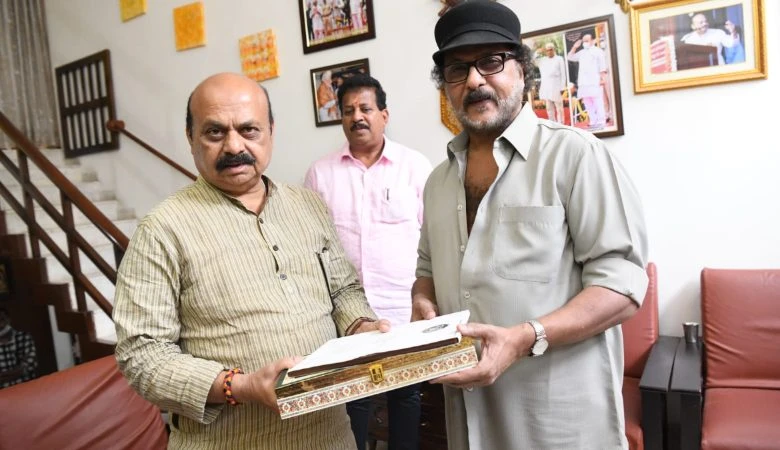  ಮುಖ್ಯಮಂತ್ರಿ ಬೊಮ್ಮಾಯಿ ಅವರನ್ನು ಮಗನ ಮದುವೆಗೆ ಆಹ್ವಾನಿಸಿದ ರವಿಚಂದ್ರನ್