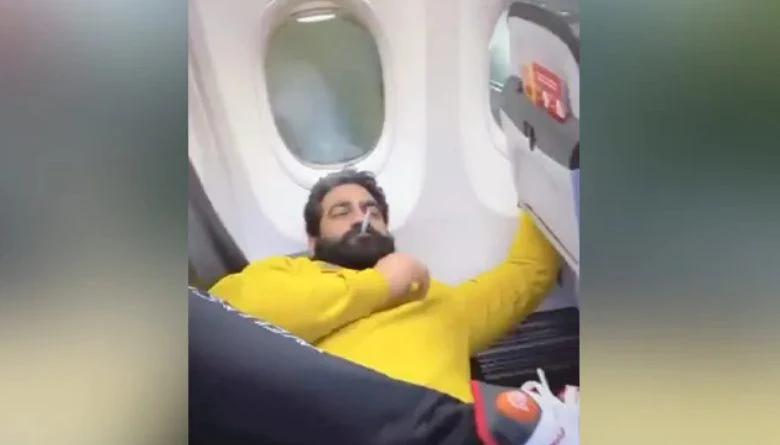  ವಿಮಾನದೊಳಗೆ ಸಿಗರೇಟ್ ಸೇದುತ್ತಾ ವಿಡಿಯೋ ಮಾಡಿದ ವ್ಯಕ್ತಿ: ಸಿಂಧಿಯಾಗೆ ಕ್ಲಾಸ್ ತೆಗೆದುಕೊಂಡ ನೆಟ್ಟಿಗರು