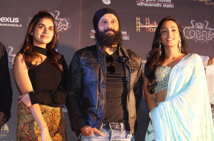  ‘ಕೋಬ್ರಾ’ ಸಿನಿಮಾದ ಪ್ರಮೋಷನ್ ಗೆ ಬೆಂಗಳೂರಿಗೆ ಬಂದ ಚಿಯಾನ್ ವಿಕ್ರಂ: ಸ್ಟಾರ್ ನಟನನ್ನು ನೋಡಲು ಮುಗಿಬಿದ್ದ ಜನ