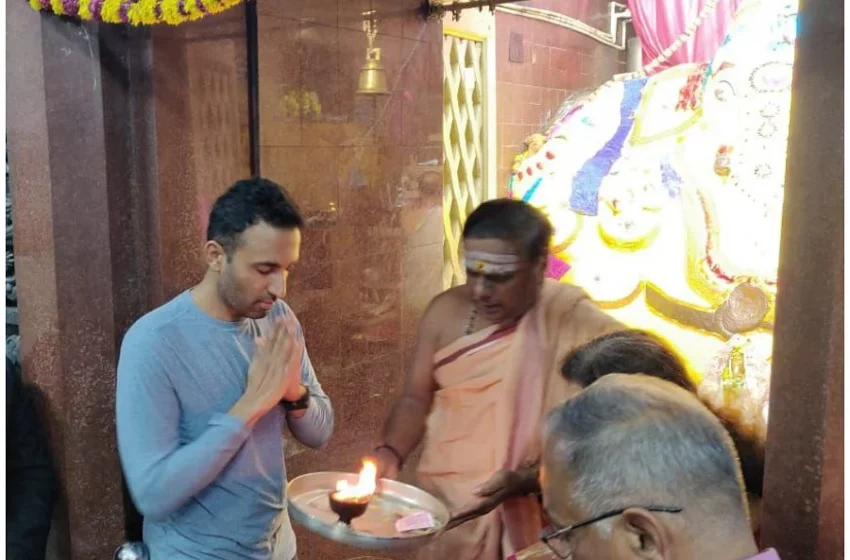  ಗಂಧದ ಗುಡಿ ಯಶಸ್ಸಿಗೆ ಚಿತ್ರದ ಟಿಕೇಟ್ ಇಟ್ಟು ಪೂಜೆ ಸಲ್ಲಿಸಿದ ನಿರ್ದೇಶಕ ಅಮೋಘ ವರ್ಷ